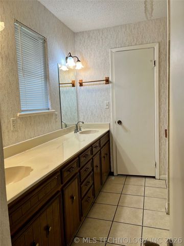 906 Briarwood Place, Durant, OK 74701