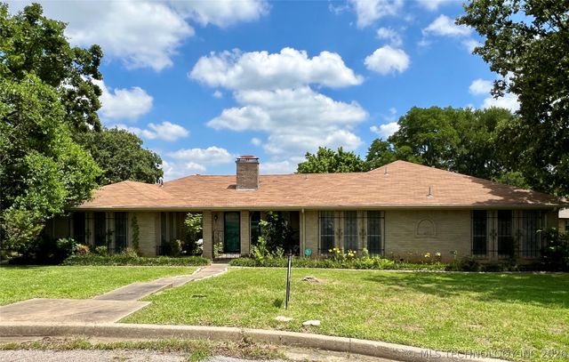 906 Briarwood Place, Durant, OK 74701