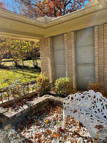 906 Briarwood Place, Durant, OK 74701