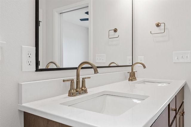 219 Meadows Field Drive NE, Cedar Rapids, IA 52402