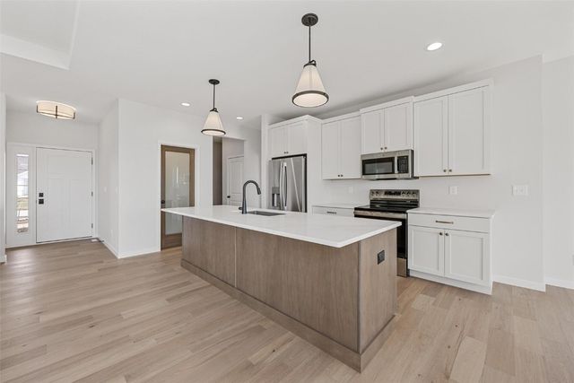 219 Meadows Field Drive NE, Cedar Rapids, IA 52402