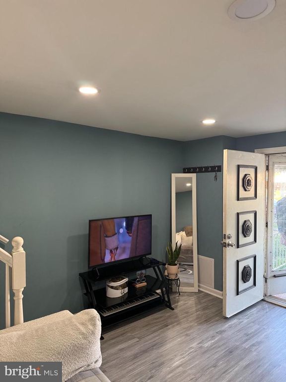 Image 4 of property listing at 2034 LARKHALL RD, Dundalk, MD 21222