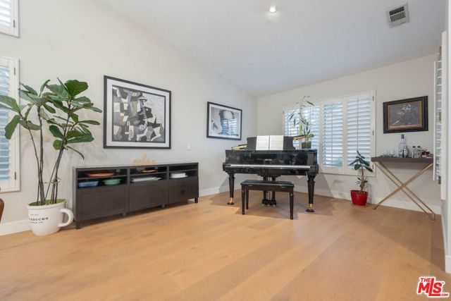 1220 Dincara Road, Burbank, CA 91506