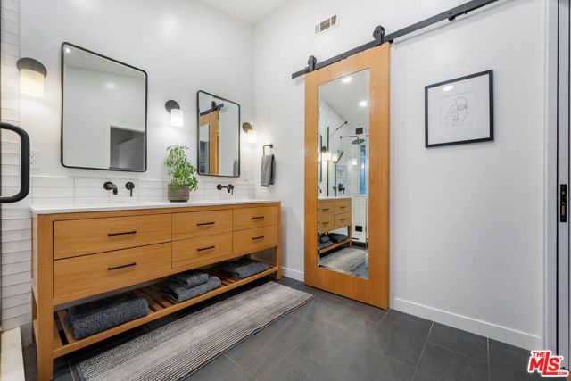 1220 Dincara Road, Burbank, CA 91506