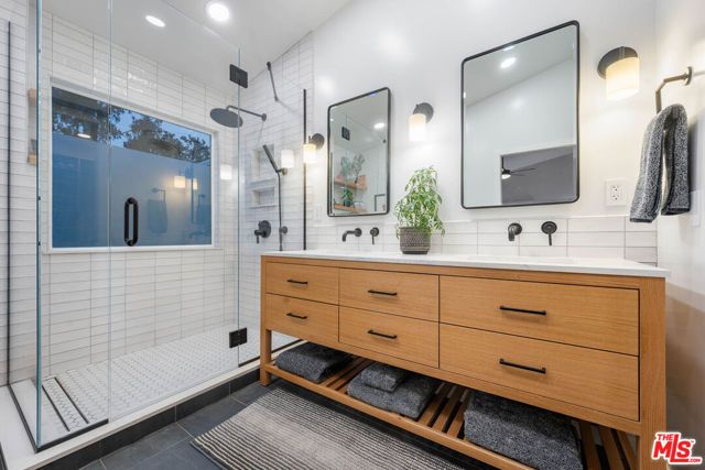 1220 Dincara Road, Burbank, CA 91506