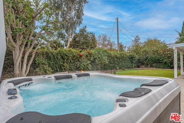 1220 Dincara Road, Burbank, CA 91506