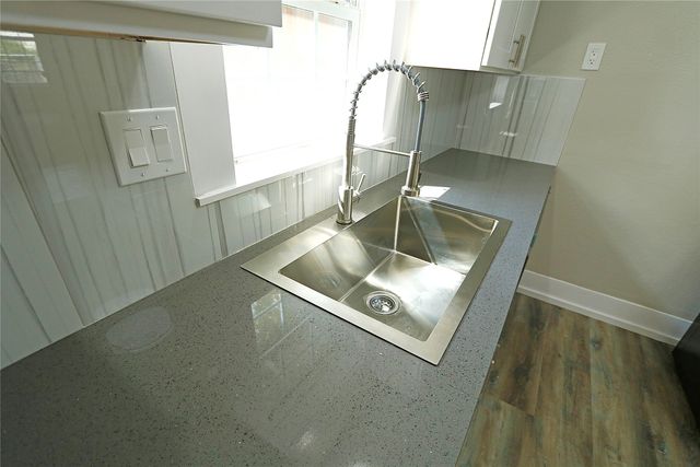 304 E Waco Street, Ennis, TX 75119