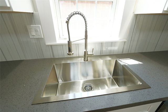 304 E Waco Street, Ennis, TX 75119