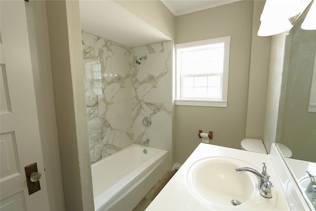 304 E Waco Street, Ennis, TX 75119