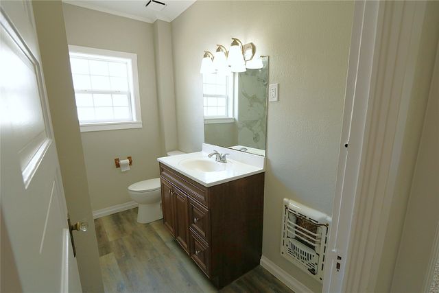 304 E Waco Street, Ennis, TX 75119