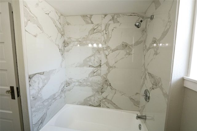 304 E Waco Street, Ennis, TX 75119