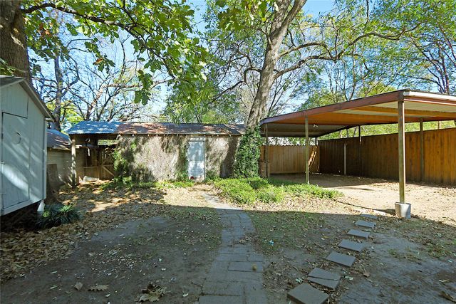 304 E Waco Street, Ennis, TX 75119