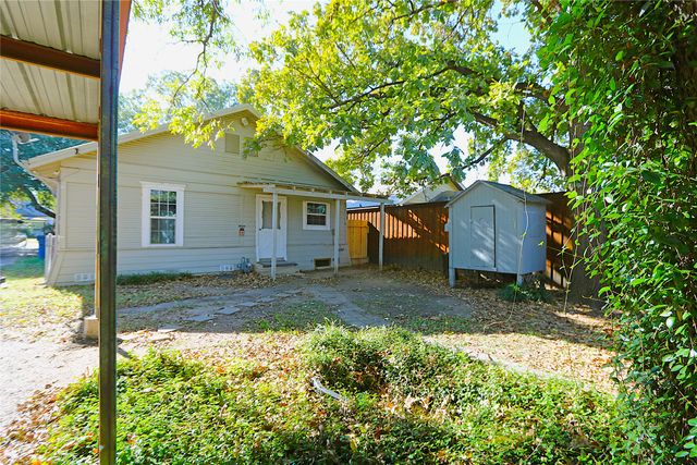 304 E Waco Street, Ennis, TX 75119