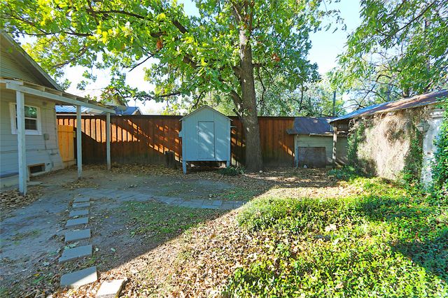 304 E Waco Street, Ennis, TX 75119