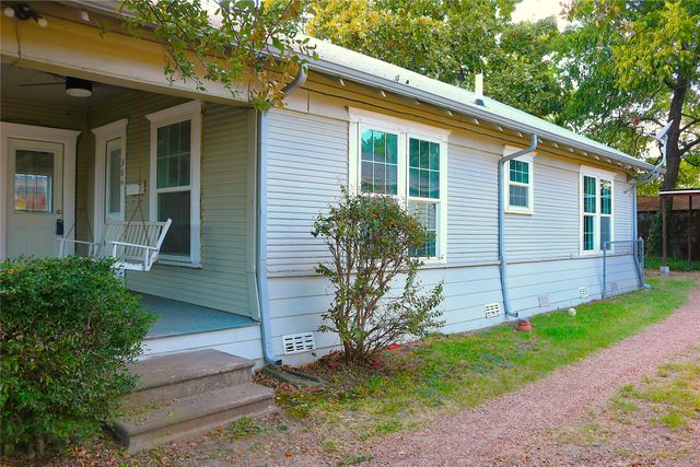 304 E Waco Street, Ennis, TX 75119