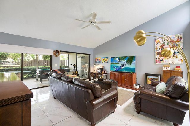 378 SW 28th Avenue, Delray Beach, FL 33445
