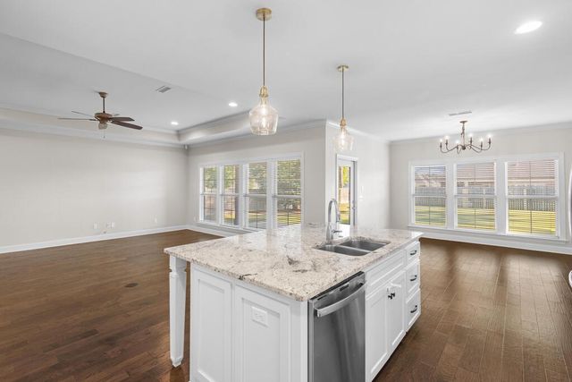236 Daphne Dr, Dothan, AL 36305
