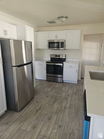 956 E SEGO LILY DR, Sandy, UT 84094