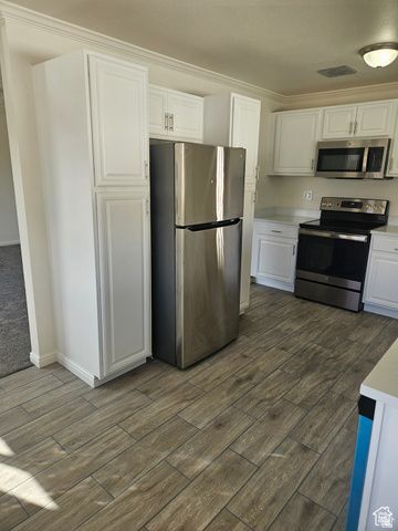 956 E SEGO LILY DR, Sandy, UT 84094