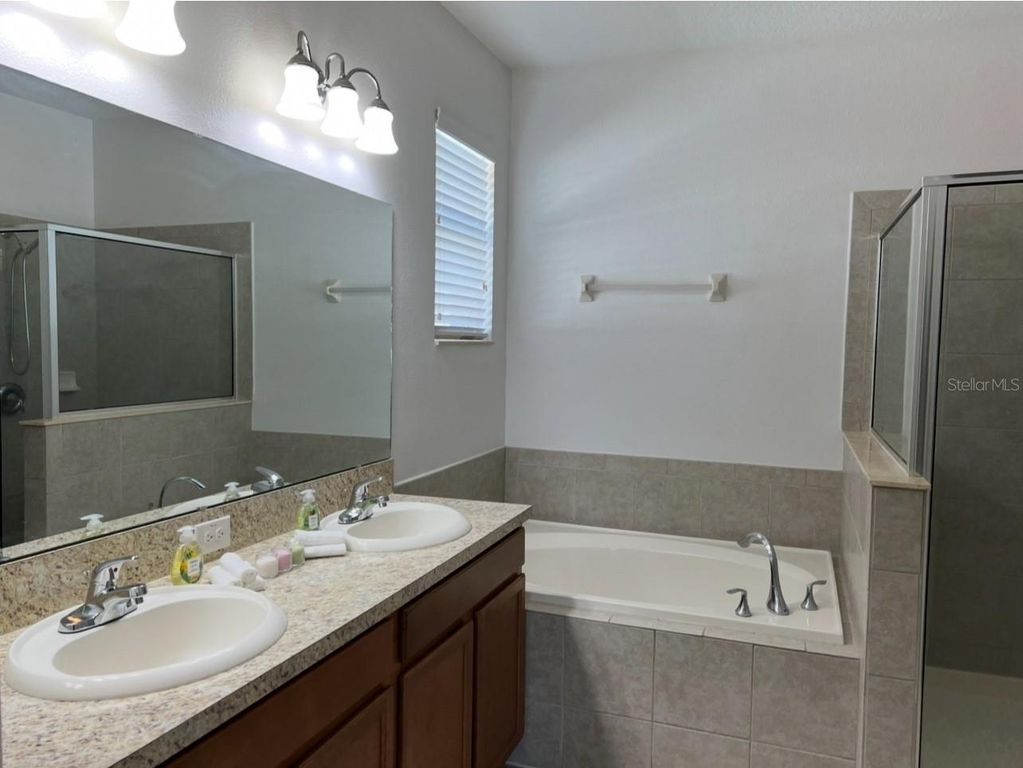 Image 14 of property listing at 2735 CARRICKTON CIRCLE, Orlando, FL 32824