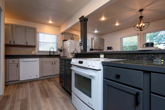 1343 E Greenwood Street, Springfield, MO 65804