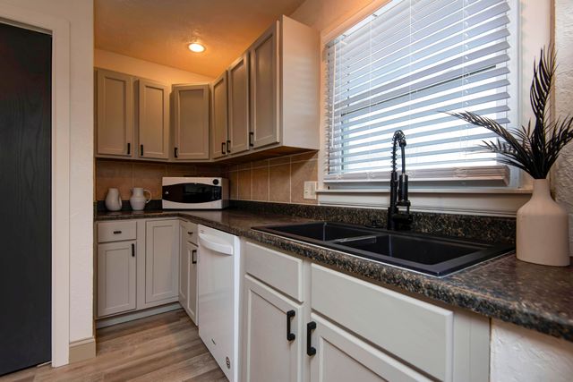 1343 E Greenwood Street, Springfield, MO 65804