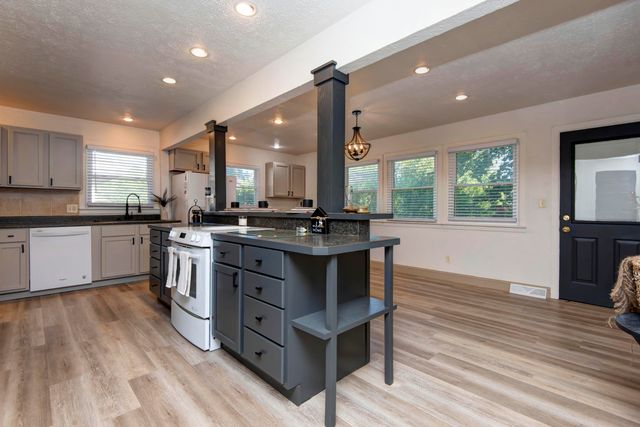 1343 E Greenwood Street, Springfield, MO 65804