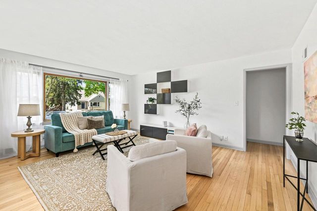 8628 Glencoe CIRCLE, Wauwatosa, WI 53226