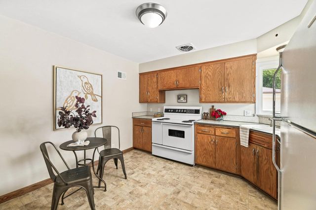 8628 Glencoe CIRCLE, Wauwatosa, WI 53226