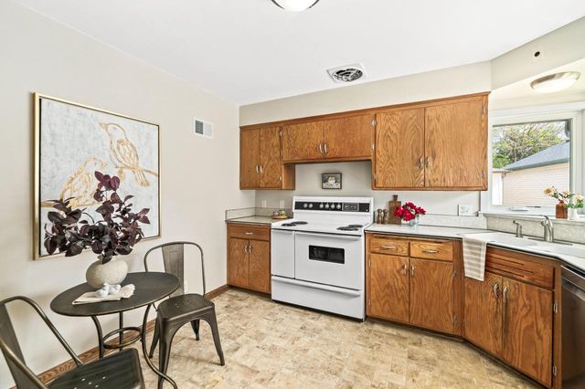 8628 Glencoe CIRCLE, Wauwatosa, WI 53226