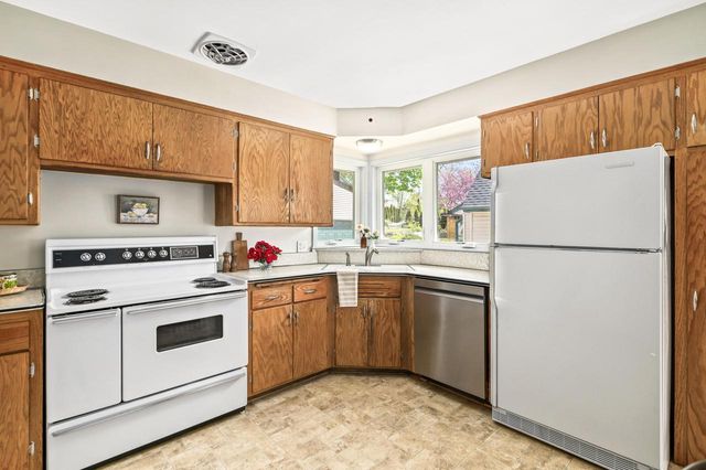 8628 Glencoe CIRCLE, Wauwatosa, WI 53226