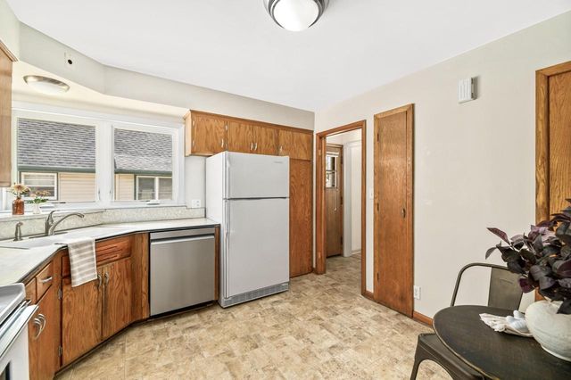 8628 Glencoe CIRCLE, Wauwatosa, WI 53226