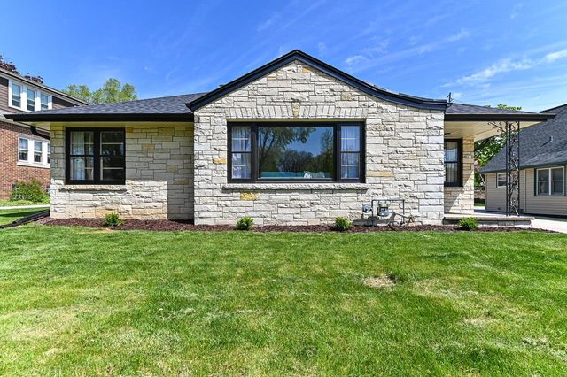 8628 Glencoe CIRCLE, Wauwatosa, WI 53226