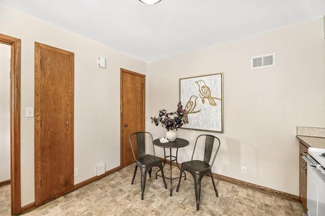 8628 Glencoe CIRCLE, Wauwatosa, WI 53226