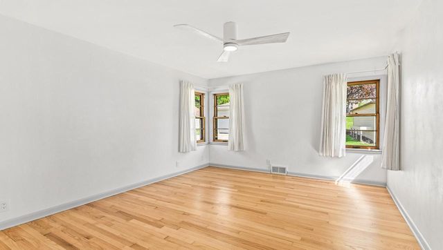 8628 Glencoe CIRCLE, Wauwatosa, WI 53226