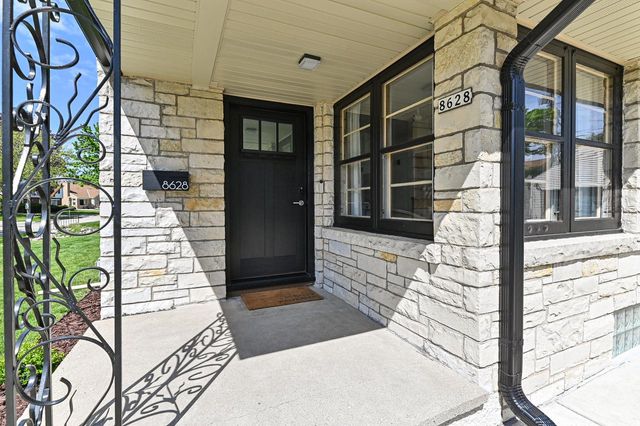 8628 Glencoe CIRCLE, Wauwatosa, WI 53226