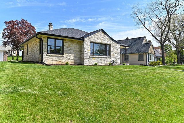 8628 Glencoe CIRCLE, Wauwatosa, WI 53226