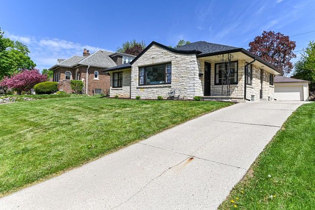 8628 Glencoe CIRCLE, Wauwatosa, WI 53226