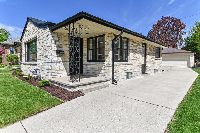 8628 Glencoe CIRCLE, Wauwatosa, WI 53226