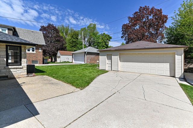 8628 Glencoe CIRCLE, Wauwatosa, WI 53226
