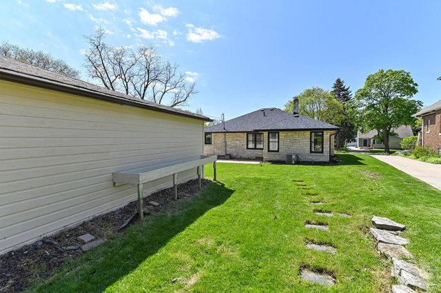 8628 Glencoe CIRCLE, Wauwatosa, WI 53226