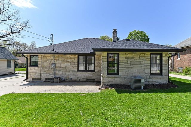 8628 Glencoe CIRCLE, Wauwatosa, WI 53226
