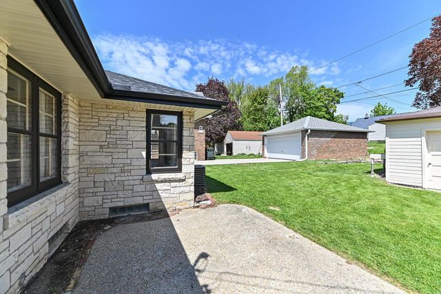 8628 Glencoe CIRCLE, Wauwatosa, WI 53226