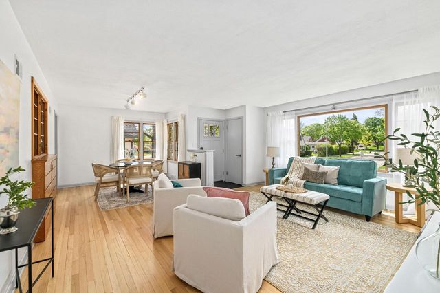 8628 Glencoe CIRCLE, Wauwatosa, WI 53226