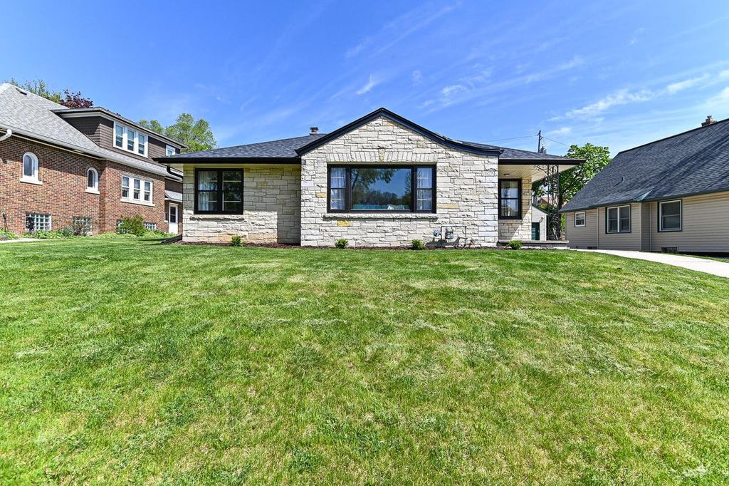 8628 Glencoe CIRCLE, Wauwatosa, WI 53226