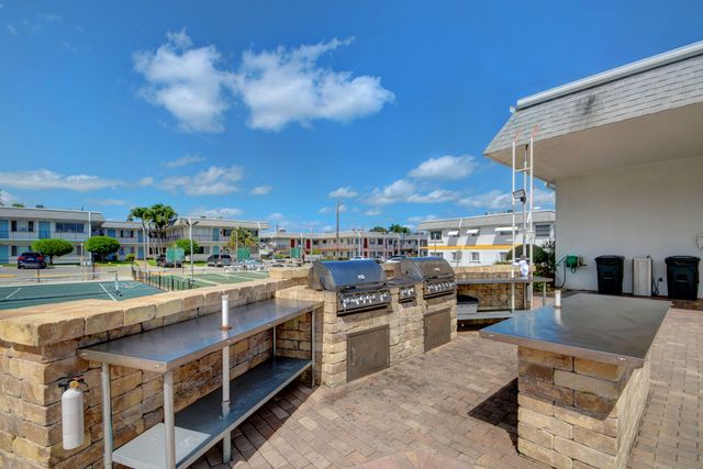 2840 Lake Osborne Drive 202, Lake Worth Beach, FL 33461