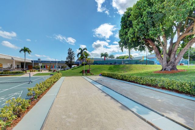 2840 Lake Osborne Drive 202, Lake Worth Beach, FL 33461