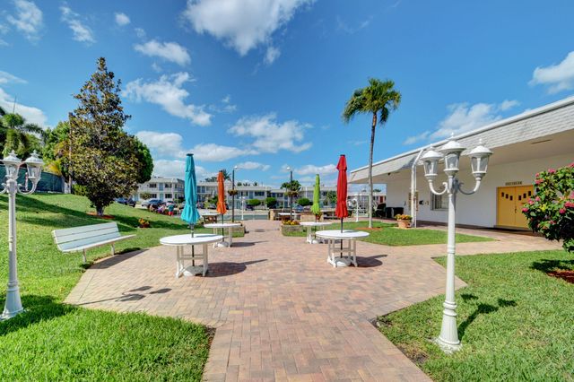 2840 Lake Osborne Drive 202, Lake Worth Beach, FL 33461