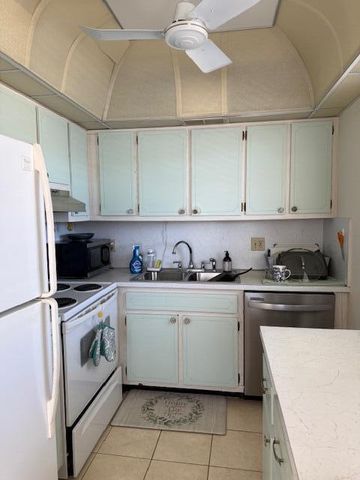 2840 Lake Osborne Drive 202, Lake Worth Beach, FL 33461