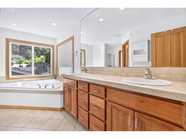 8311 Sw 43RD Ave, Portland, OR 97219